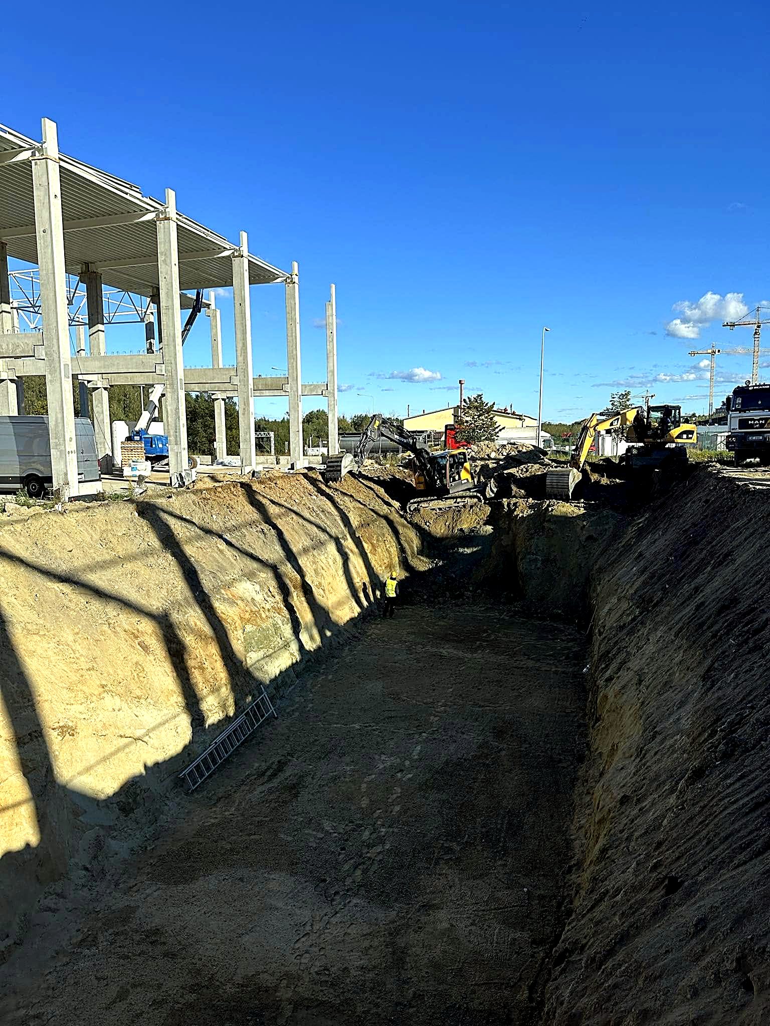 Wykop fundamentowy w słońcu przy hali - realizacja BŁAMO